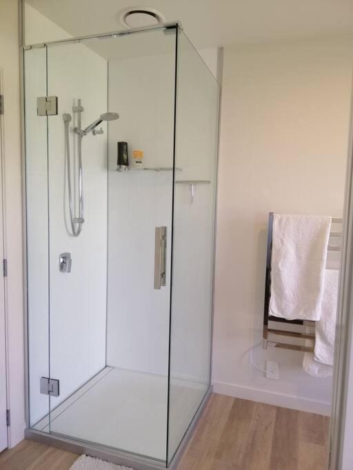 Purangi Waterfront Retreat - 2 Bedroom Cooks Beach 外观 照片