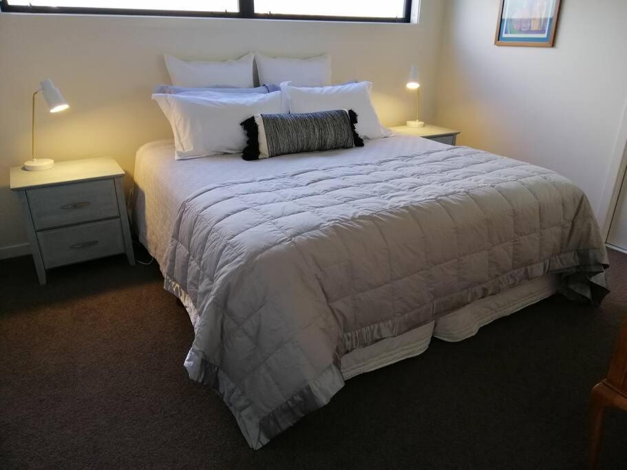 Purangi Waterfront Retreat - 2 Bedroom Cooks Beach 外观 照片